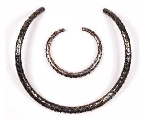 A 925 silver matching torque necklace and bangle, with applied discs, 71gm 