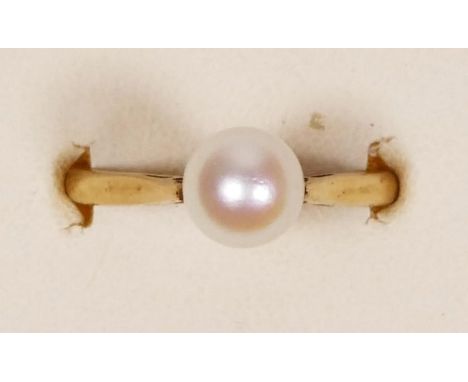 A 9ct gold and 7mm bead cultured pearl ring, O, 2.6gm 