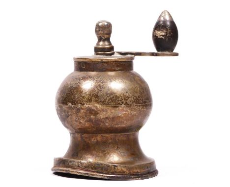 A silver pepper grinder, London 1910, 8cm. 