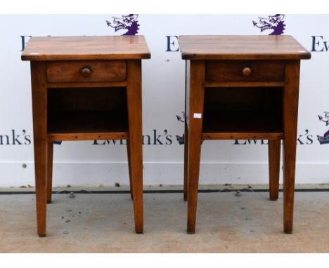 Pair of oak bedside tables,.     68 x 45 x 40 cmOverall condition good. no major faults found. Some light scratches and scuff