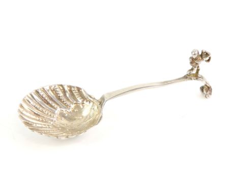 Edwardian import silver caddy spoon with shell and organic bowl and cherub finial to handle, London 1902.     