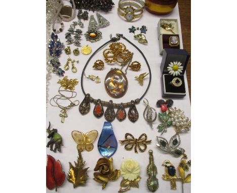 Vintage costume jewellery to include a yellow metal cameo ring, tests as 9ct gold, together with two other rings, a Dani Canh