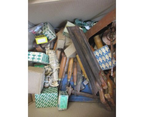 A mixed lot to include vintage saws, chisels, oil cans, socket set and other items 