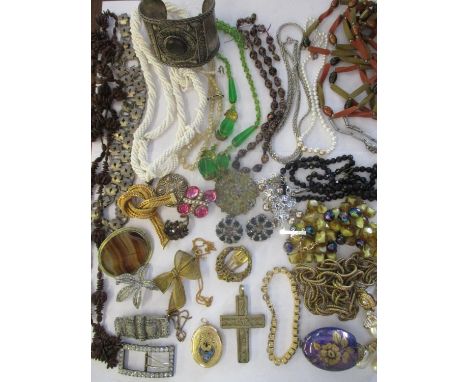 Vintage costume jewellery to include a yellow metal sweetheart locket with engraved and enamelled front A/F and early 20th ce