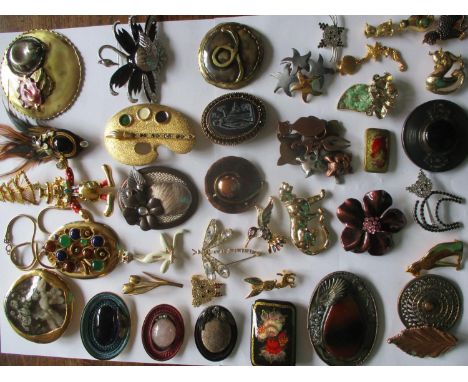 A quantity of vintage brooches to include Modernist examples by Pellini, German brooches in gold tone mounts, a Sardi gold to