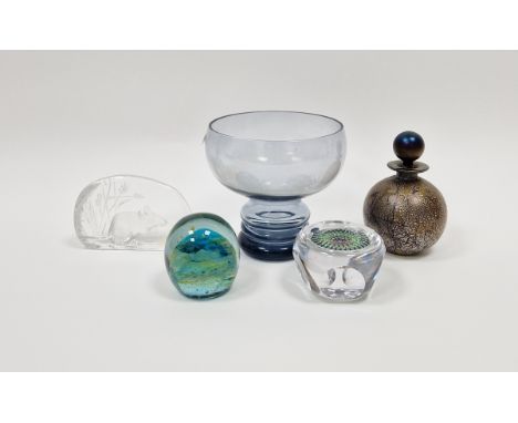 Mats Jonasson glass mouse paperweight&nbsp;of pebble form, etched signature and numbered 3262 to base, an Isle of Wight studi