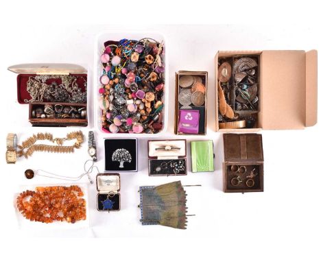 A quantity of mixed jewellery and items; including examples of two 22ct gold rings; two 9ct gold rings; A silver cigarette ca