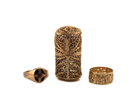 A lot consisting of two rings and a filigree case; A floral design band ring, stamped '585', ring size L½; A gent's signet ri