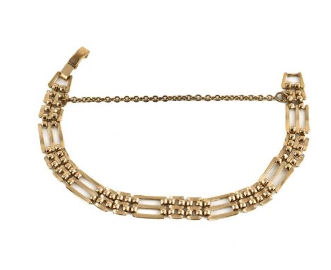 A gate link bracelet in yellow metal, with a fold-over clasp and safety chain, metal unmarked, measuring 18.0 cm long, total 