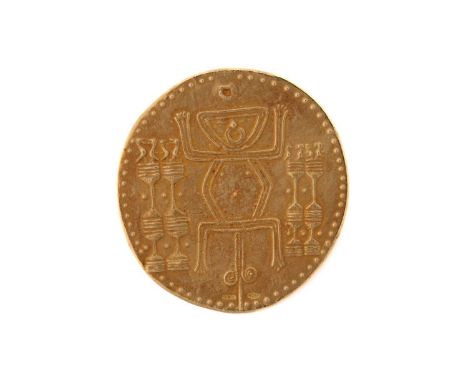 A brooch of a reproduction artefact from the Pre-Columbian, depicting an extraterrestrial gold from the last period of the Sa