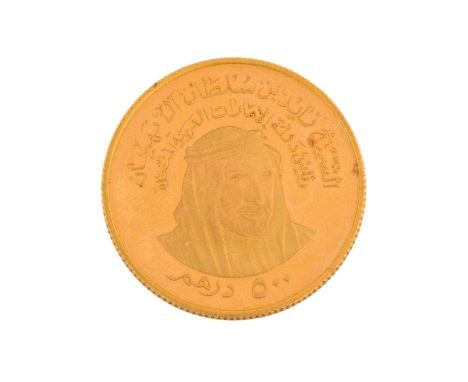 A 1976 UAE 5th National Day 500 dirham 22ct gold coin, features a relief portrait head of Sheikh Zayed bin Sultan Al Nahyan, 