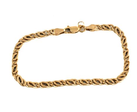 A fancy link chain in yellow precious metal, comprises adjoining modified curb links to a lobster clasp, stamped as '750', me