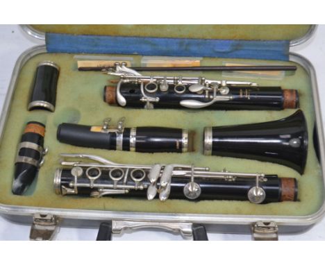 BOOSEY & HAWKES 'EDGWARE' ROSEWOOD CLARINET, with mouthpiece.

UK, European & Worldwide packaging available on all lots. Plea