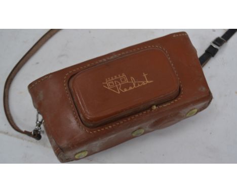 A vintage David White American Stereo Realist 3.5mm camera complete with the original leather case.

UK, European & Worldwide