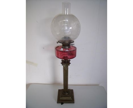 19th/20th C brass Corinthian column oil lamp with cranberry glass reservoir etched glass shade on square stepped base (77cm o