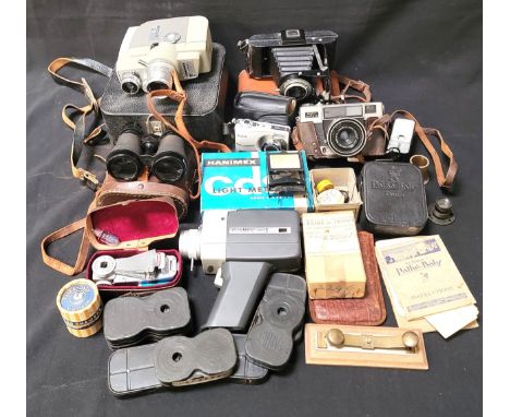 SELECTION OF VINTAGE CAMERAS, EQUIPMENT, AND ACCESSORIES including a Fujica 35 Auto-M, a Kodak Six-20 Folding "Brownie", a Ha