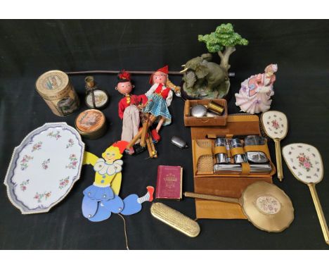ECCLECTIC SELECTION OF COLLECTABLES including a pair of Pelham wooden marionette puppets, a double sovereign holder, a groomi