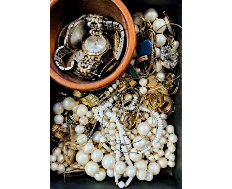SELECTION OF SILVER AND OTHER VINTAGE JEWELLERYincluding a gold plated heart locket pendant, two pairs of silver earrings, va
