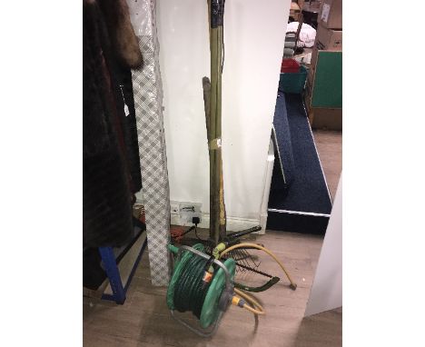 1 BUNDLE OF TOOLS AND HOSE ON REEL