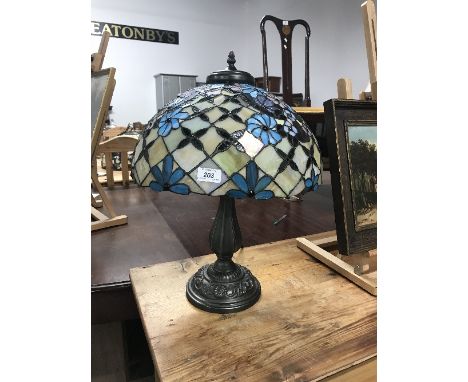 TIFFANY STYLE LAMP