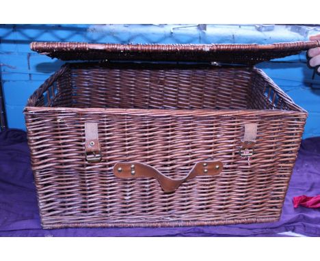 A large vintage wicker basket. 58cmX40cmX32cm  Shipping unavailable 