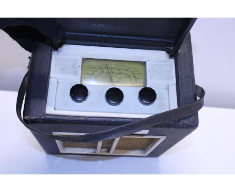 A vintage Vidor valve radio (untested) Will work just needs a battery. 