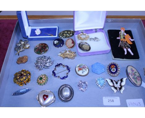 A good selection of vintage costume brooches 