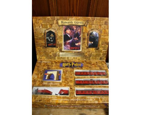 Bachmann O gauge model railway 00639 Harry Potter and the Sorcerer's Stone Hogwarts Express electric train set with 4-6-0 Hog