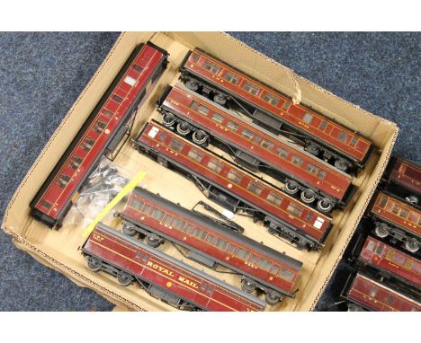 O gauge model railways coaches including restaurant car, Royal Mail coach set, 1st class and third class coaches etc. 