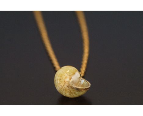 9ct Gold chain &amp; shell pendant