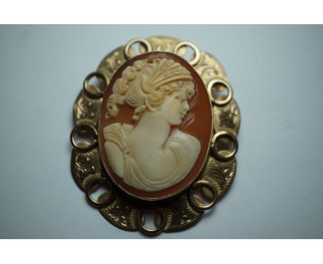 9ct Gold cameo brooch/pendant Weight 14g