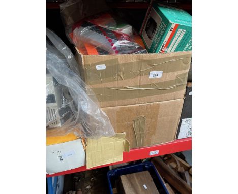 A cine projector, tripod and a box of film developing equipment.There are no cine films in this lot, there are empty cases / 