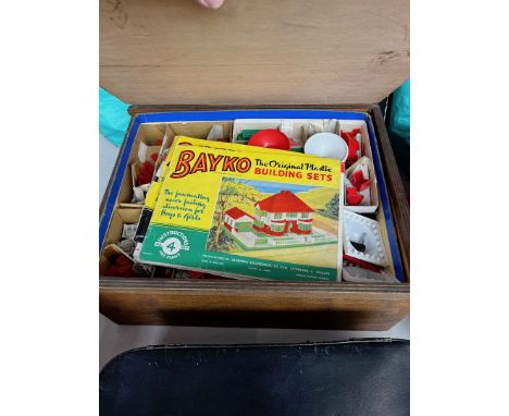 A Bayko building set 