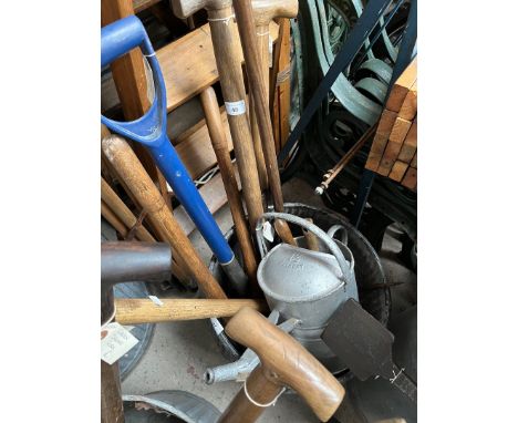 A galvanised watering can, garden hand forks, edging shears, garden spade, garden fork, lawn edger, garden hoe, etc. 