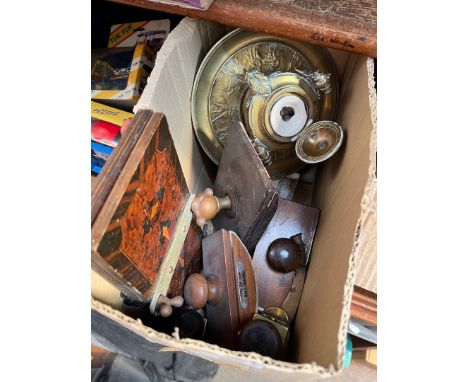A box of assorted items including a brass inkwell, two vintage fountain pens (one with 14k nib), tie press etc.
