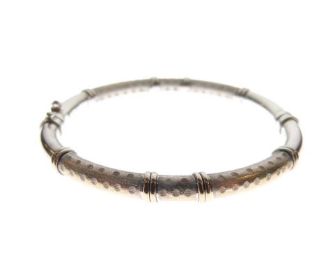 Italian white metal (375) bangle, of two-part design with textured and polished sections and double ring spacers, 9.8g gross 