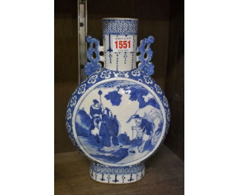 A Chinese blue and white twin handled&nbsp;moon flask&nbsp;25.5cm high.&nbsp; 