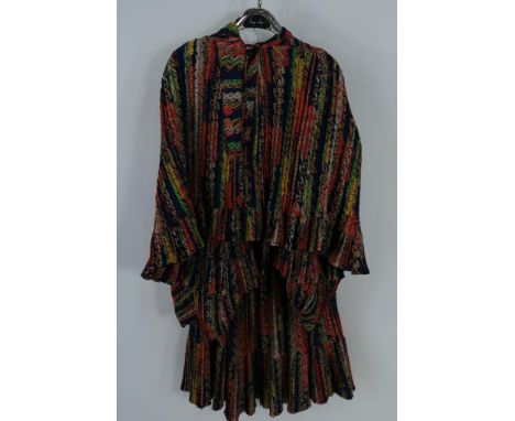Fong Leng, shirt with skirt, mt. MFong Leng blouse met knoopsluiting voorzien van geplooide  bedrukte stof, met bijpassende r
