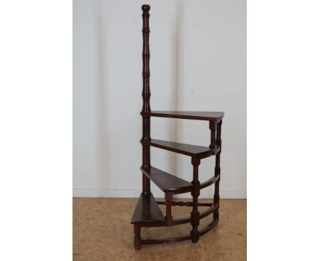 Beech wood library ladder, h. 122 cm.Beukenhouten bibliotheek trapje, h. 122 cm.