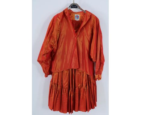 Fong Leng orange silk blouse and skirt, mt. M.Oranje zijden Fong Leng blouse en klokrok, mt. M.