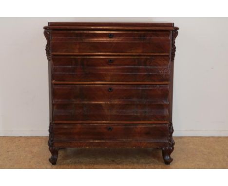 Mahogany commode with 4 drawers, 19th centry, h. 104, w. 96, d.  48 cm.Mahonie commode met 4 laden geflankeerd door snijwerke