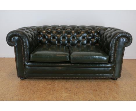 Chesterfield 2-seater sofa with green leatherGroenlederen Chesterfield 2-zits bank met gecapitonneerde  leuning, h. 75, br. 1