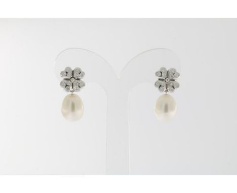 White gold earring with clover set with brilliant cut diamonds,  total ca. 0.40 ct, and a white drop shaped cultivated freshw