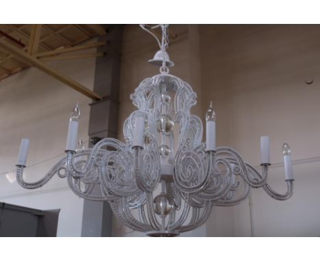 White lacquer 10 light pendant lampWitlak metalen 10 lichts hangkroon met glazen kralen, h. 75 cm.
