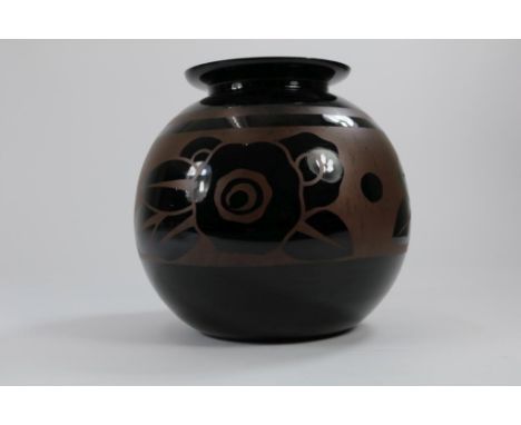 Zwart glazen Art Deco vaas met decor van gestileerde bloemen op  goudkleurige achtergrond, h. 25 cm. (randschilfertjes)