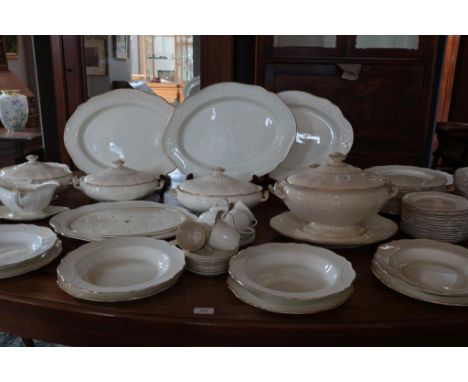 Extensive porcelain tableware end 19th centuryUitgebreid creme kleurig porseleinen Wedgewood servies met relief  decor van gu