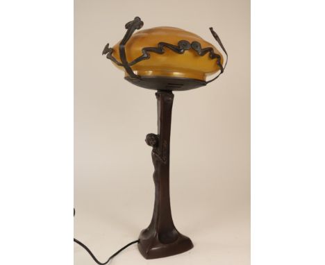 Art Nouveau-stijl tafellamp met glazen kap op bronzen voet met  dame, h. 58 cm.