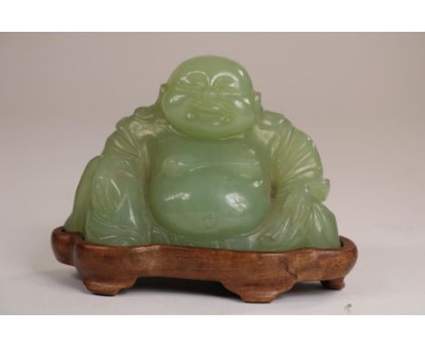 Jade carved sculpture of a Happy Boeddha, China, h. 9,5 cm.Jade gesneden sculptuur van Happy Boeddha op houten voet, China,  