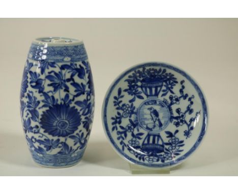 Lot of a Kangxi winebottle with flower decor, h. 14 cm. and a  Kangxi saucer with decor of a crow, china 18th century  (fritt