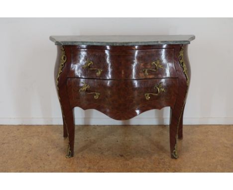 Walnut with parquetry Louis XV-style commode covered by green  marble top, 20th century, h. 75, w. 102, d. 45 cm.Noten in par